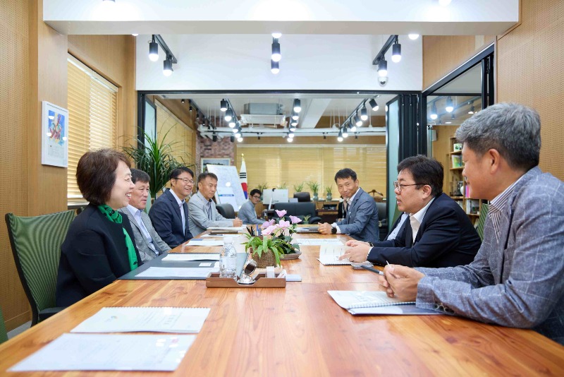 01-여주시, 한강유역환경청장 방문“지역현안사항 건의서 전달”.jpg