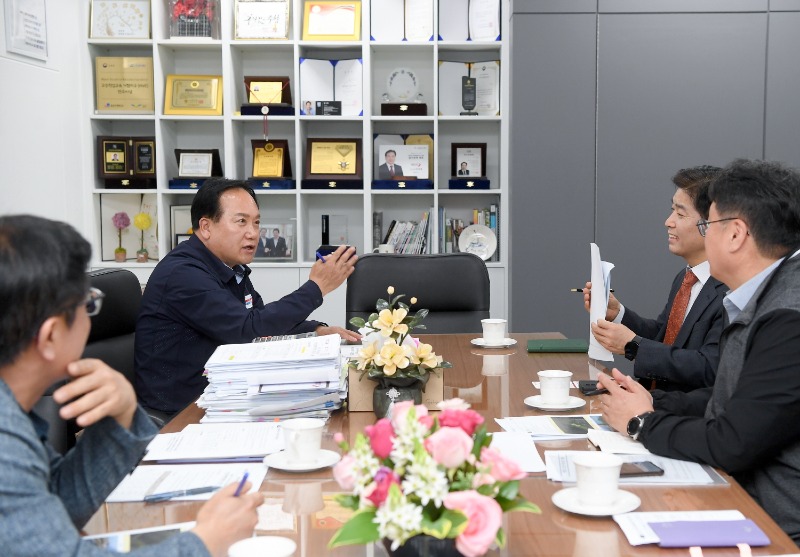 1-1 지난 5월 이권재 오산시장- 23대 서흥원 한강유역환경청장과의 면담 사진.JPG