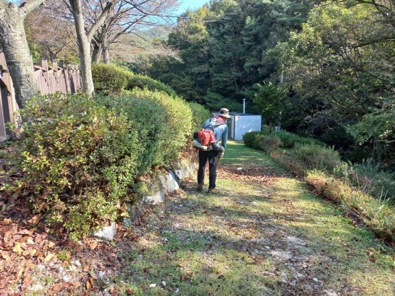 [크기변환]04-안전한 휴식을 여주시 산림욕장에서-마감산 산림욕장 숲길 낙엽 정리.jpg