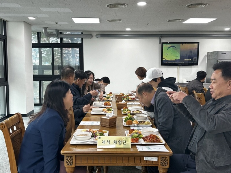 3.기후에너지과(채식의 날, 구내식당 채식 요리 체험행사 운영).jpeg