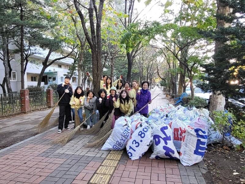 (광명4)광명시 철산3동 행정복지센터는 지난 7일 동 행정복지센터 인근 일대에서 통장들과 함께 인도에 떨어진 낙엽들을 일제히 청소했다.jpg