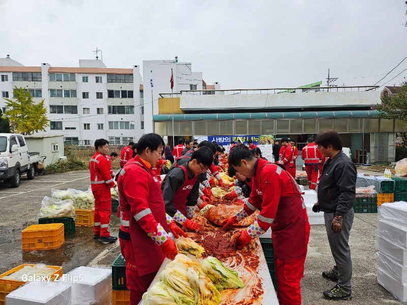 5. 송정동 번영회·LS전선(주) 동해공장 김장나누기 (1).jpg