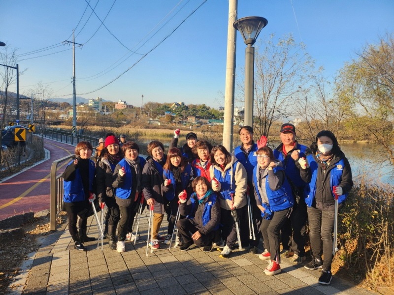 3.(사진)왕송호수 정화활동.JPG