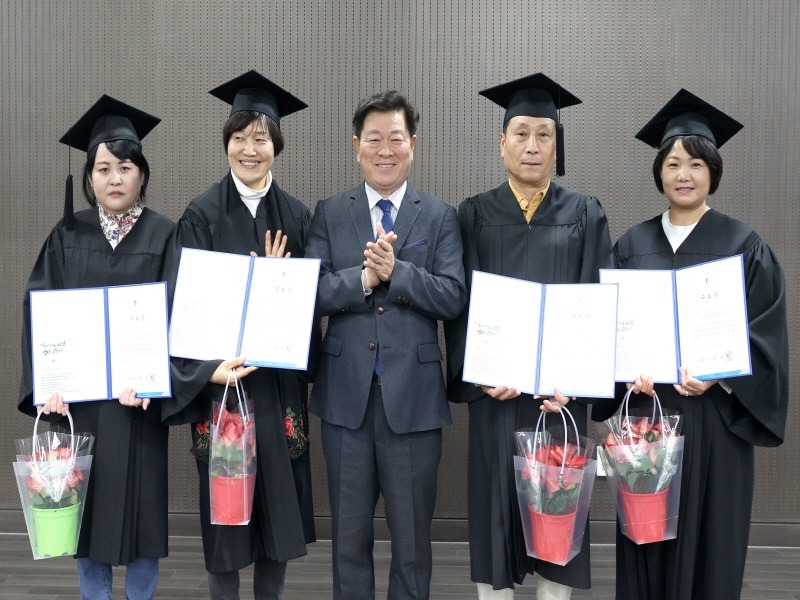 (광명3-1)광명시는 지난 22일 오후 5시 평생학습원 강당에서 ‘2023년 광명시 시민정원사 하반기 교육생 수료식’을 개최했다.jpg