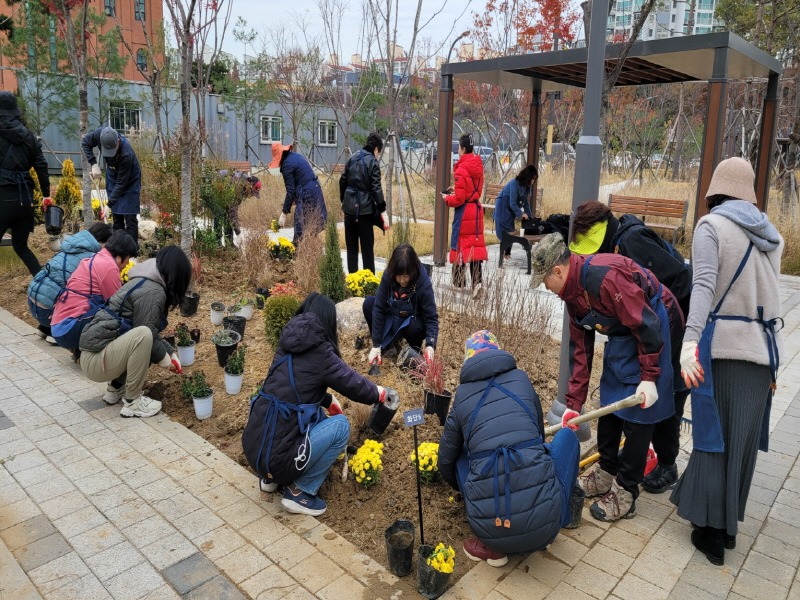 2. 수원시,‘제2회 수원 가드닝의 날-사이좋게 꽃’열고  홍재복지타운과 함께 손바닥정원 조성.jpg