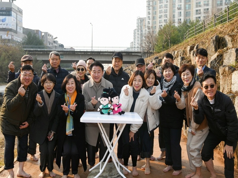 3.생태하천과(김동근 시장, 민락천 건강 황톳길에서 시민들과 만남의 시간)3.JPG