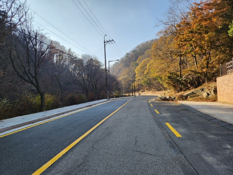 안양시 만안구 안양9동 병목안로가 3단계 도로개설공사를 거쳐 도로폭 10~12m(2개 차선)로 확장됐다 (1).jpg