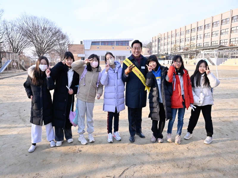 [크기변환]04 전진선 양평군수, 양평동초 교통안전 캠페인 참여(2).jpg