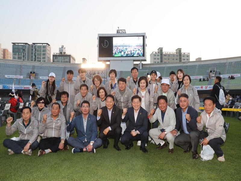 (광명3)광명시체육회는 지난 5일 KTX광명역사컨벤션웨딩홀에서 2023년 성과보고회를 성황리에 개최했다(사진 설명-지난 5월 10일부터 13일까지 열린 ‘제69회 경기도체육대회’ 2부리그 종합준우승을 달성한 광명시체육회 선수단).jpg