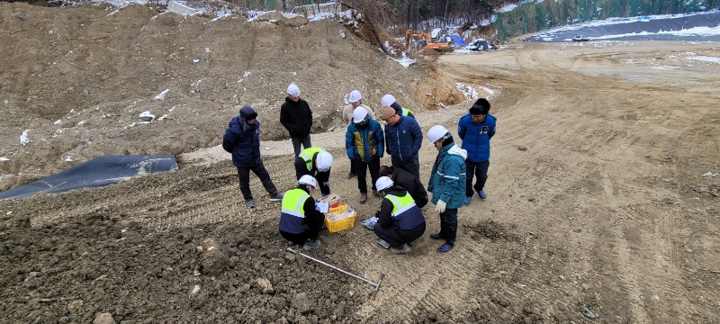 4. 익산시, 폐석산 불법 폐기물 이적 처리 행정대집행 착수 (1).jpeg