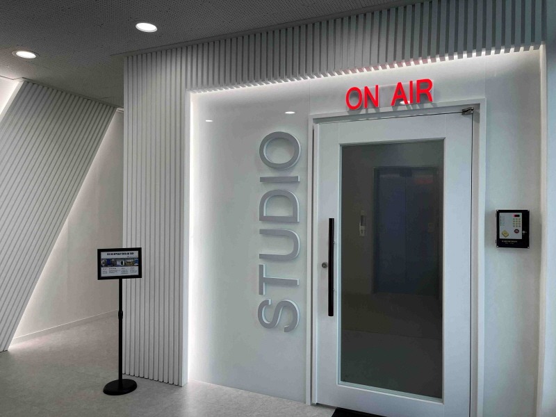 사진1(경기화성교육도서관, 스튜디오입구).jpg