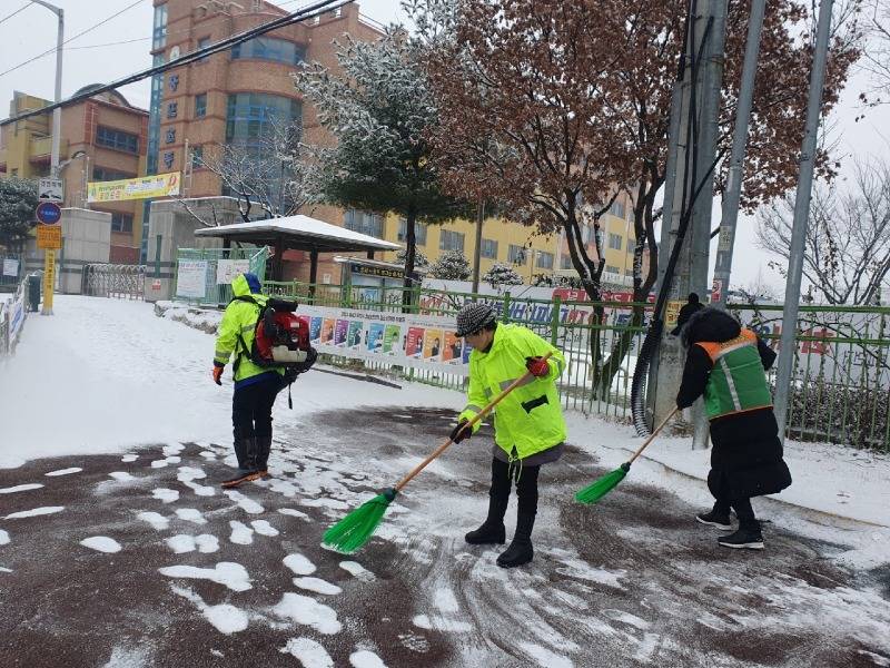 이천시 자율방재단, 대설주의보 대응 제설활동.jpeg