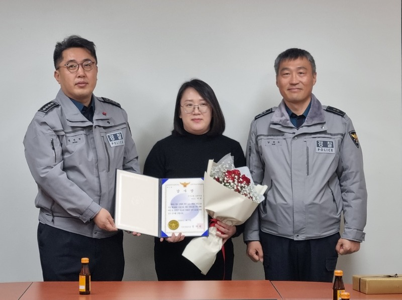 240110(수)사진자료(정선경찰서 정선농협 직원에 감사장 수여).jpeg