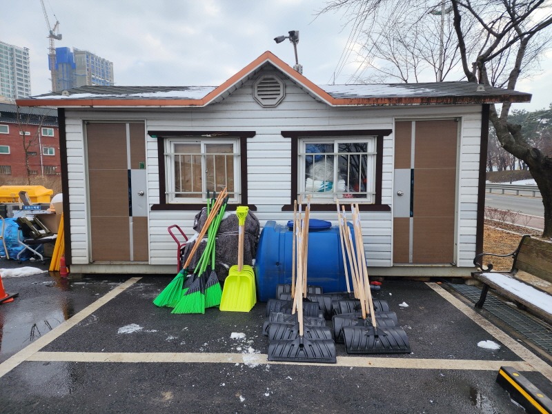 [크기변환]지역06-오학동 행정복지센터 폭설 대비 제설도구 무료 대여 실시.jpg