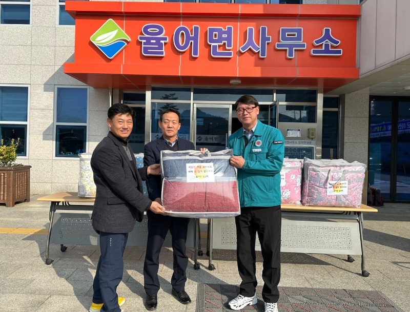 1. 보성군 율어면 청년회, 겨울 이불 10채 기부_율어면 청년회(회장 박종철)가 관내 취약계층을 위해 겨울 이불 10채를 기부했다_박종철 청년회장(왼쪽), 백용민 전 청년회장(가운데), 조형배 율어면장(오른쪽).jpg