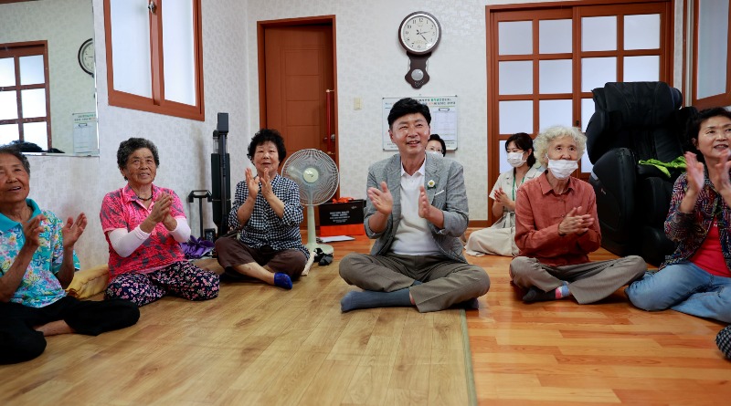 1-1. 내 부모님처럼 함께 모시는 노인 복지_김철우 군수가 회천면 경로당을 방문해 경로당 더위나기 프로그램에 참여하고 있다.JPG