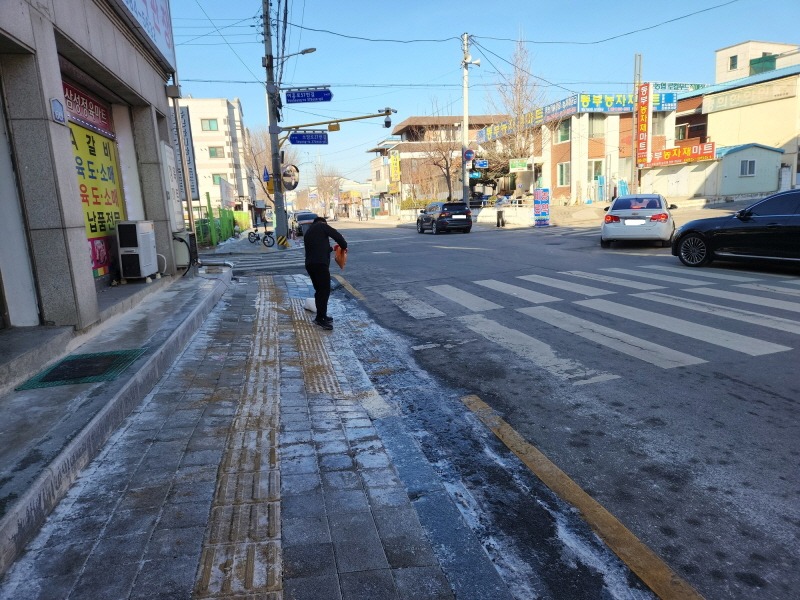 [크기변환]지역03-중앙동 주요인도 빙판길 모래살포 작(1).jpg