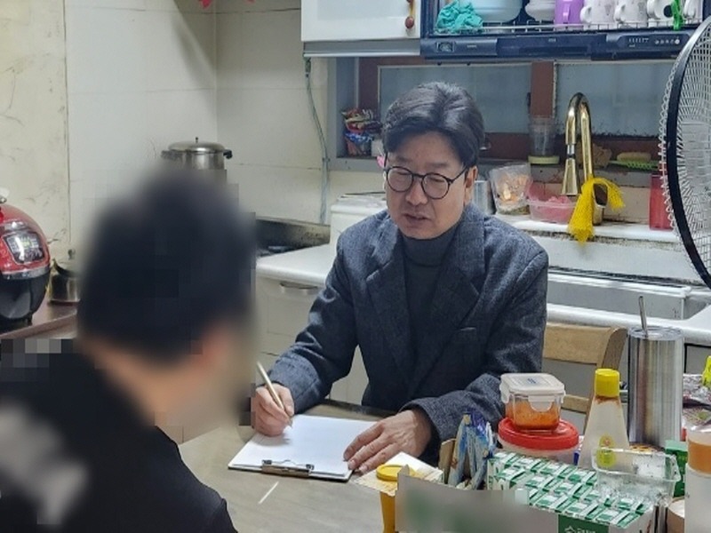 (광명2-1)광명시 주거복지센터 담당자가 주거복지서비스가 필요한 대상자 가정을 방문해 상담하고 있다..jpeg