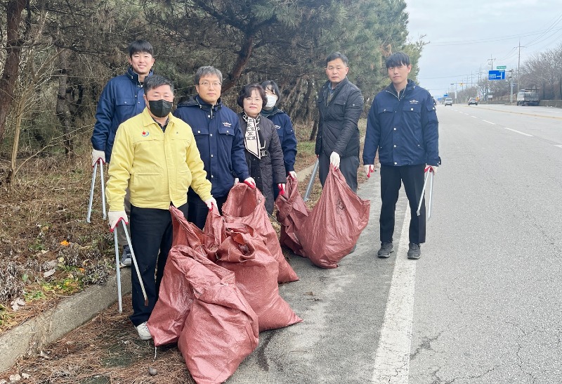 0122 정읍시 북면, 신년맞이 북면3공단 도로변 대청소 실시.jpeg
