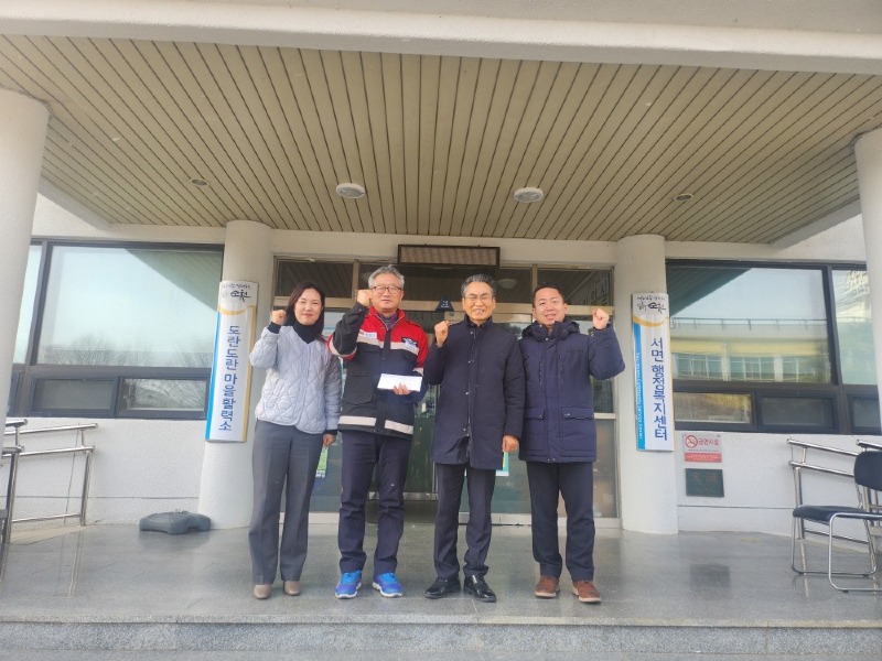 3. 순천북부교회 후원금품 전달(좌측에서 3번째 김동문 담임목사).jpeg