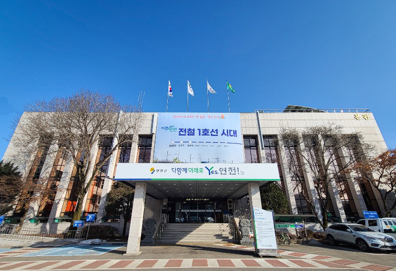 (사진)3. 태양약국·전곡약국, 전곡읍에 이웃돕기 상품권 200만원 기탁.jpg