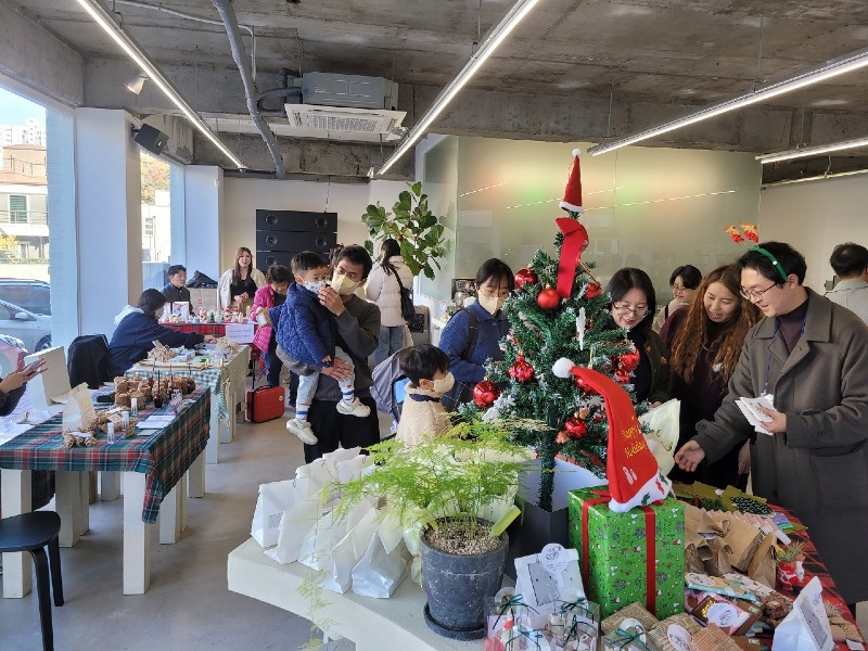 1. 2023 전남형 청년공동체 활동사진(프리마켓 운영(23.11월), 공동체명_그래퍼스, 장소_시민로 일원).jpg