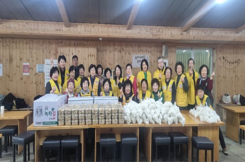 [크기변환]03 단월면 반딧불 봉사회 음식 나눔.JPG