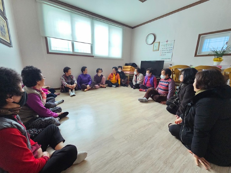 10. 순천시 도사동 설 명절 위문(관내 경로당을 방문해 위문품을 전달하고 불편사항 등을 청취하고 있다) (2).jpg