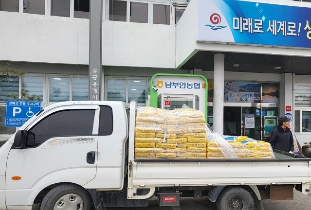효성건설 정순기 대표, 진서면에 설명절을 맞아 사랑의 쌀 나눔.jpeg