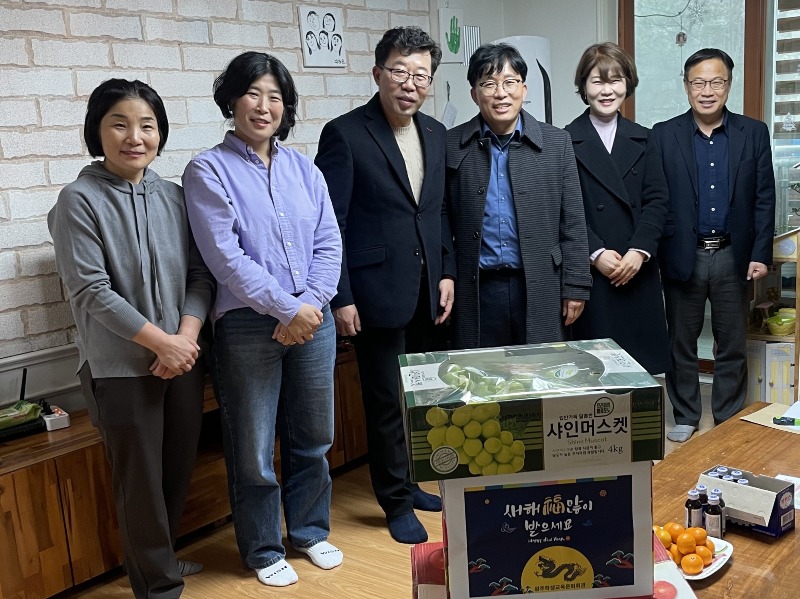 ★[사진] 광주학생교육문화회관이 설 명절을 맞아 아동복지시설 도담그룹홈을 위문하고 기념사진을 찍고 있다.jpg