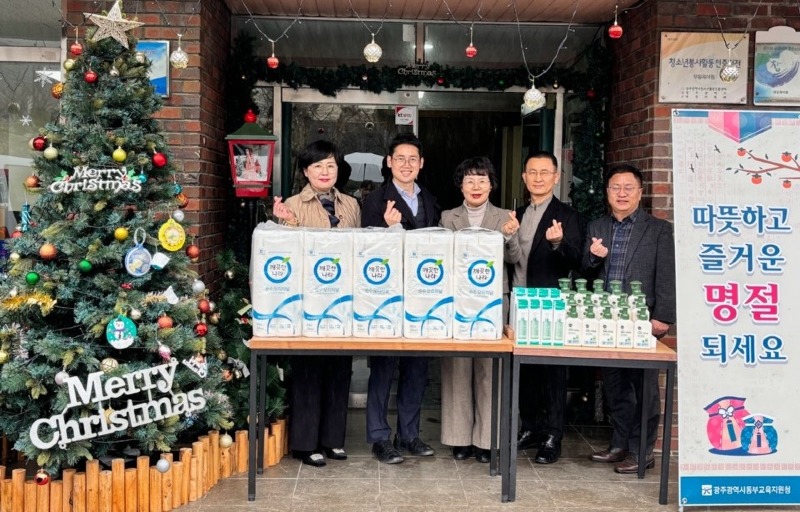 ★ [사진] 광주동부교육지원청이 설 명절 맞아 사회복지시설 위문하고 기관 앞에서 기념사진을 찍고 있다.jpg