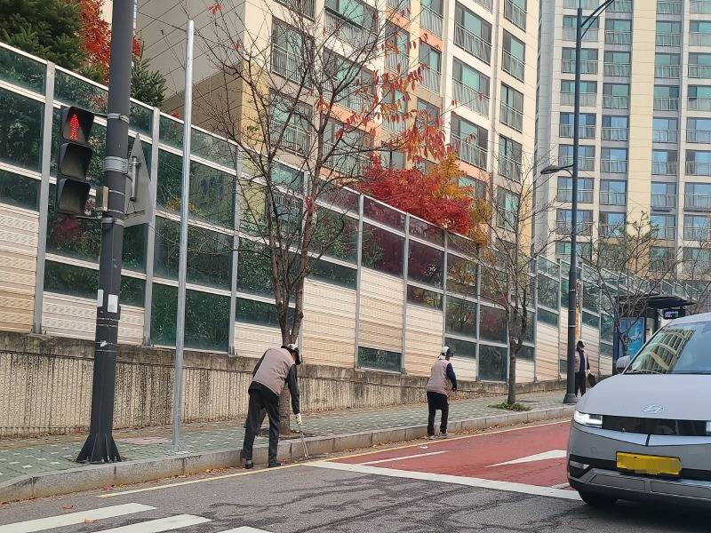노인복지과-성남시 환경정비 분야 소일거리 참여 중인 어르신들.jpg