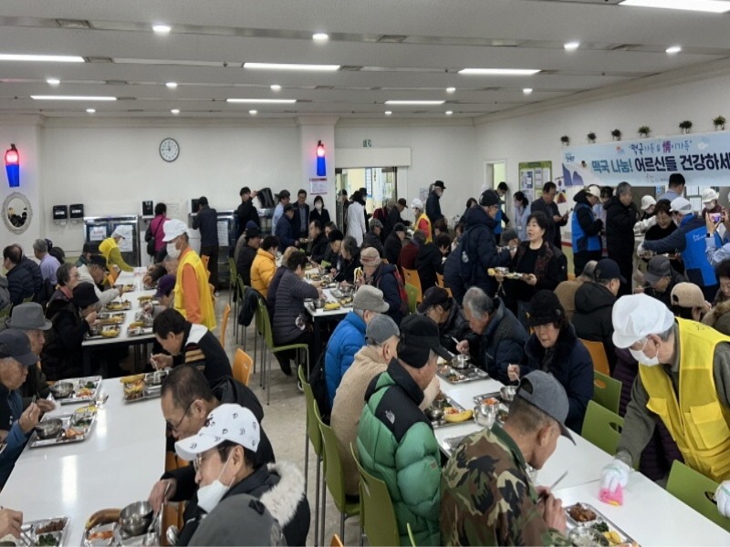 2. 명절 분위기 확산…파주시, 설 명절 맞아 어르신에게 떡국 나눔  (2).jpeg