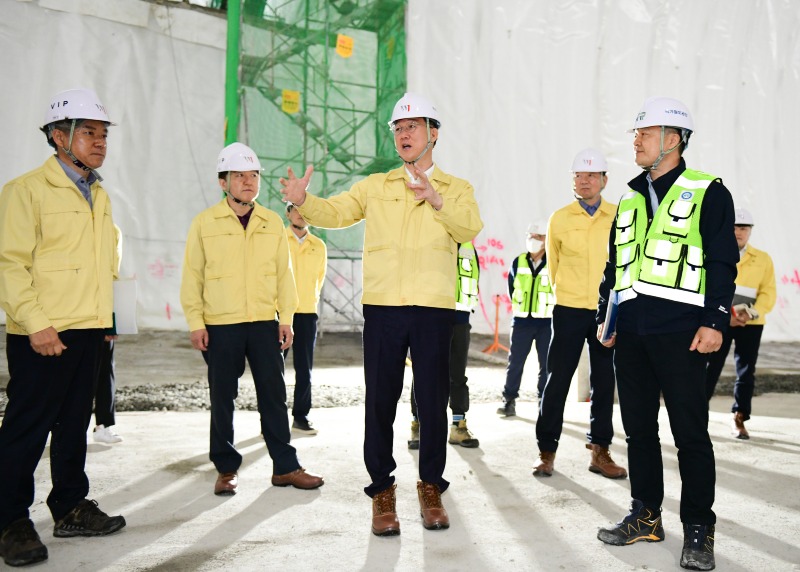 사본 -52.안산시, 신안산선 자이역 노선 연장 당초 계획대로 추진(1)(이민근 안산시장이 신안산선 공사 현장을 방문해 노선연장 추진사안을 설명하고 있다.).jpg