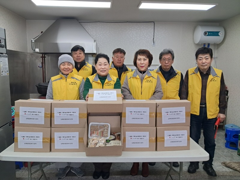 4. 동두천시 행복나눔손과발봉사회, 홀몸어르신 위한 생신상 밀키트 대접.jpg