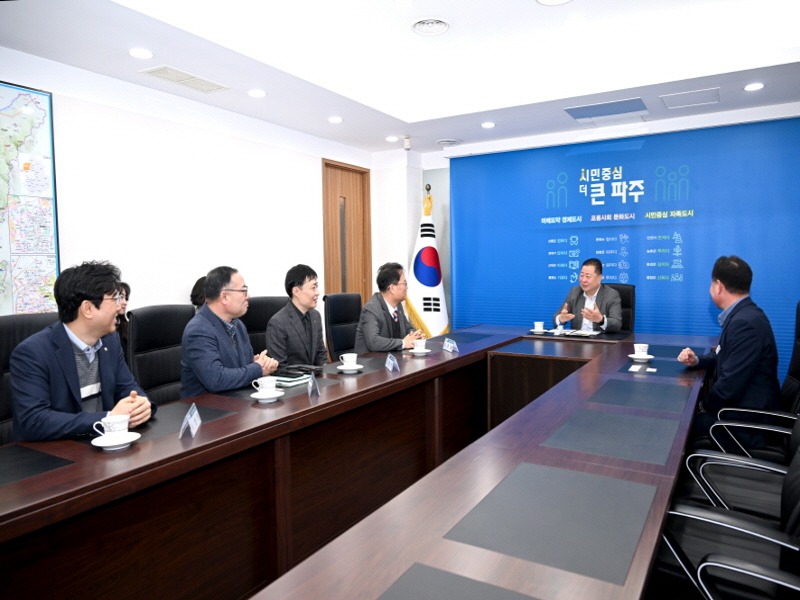 3. 파주시, 농협 파주시지부에서 새 학기 맞이 ‘학습꾸러미’기탁 받아 (1).jpg
