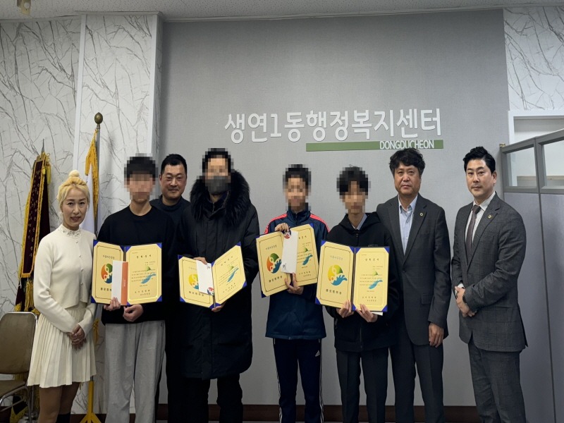 5. 동두천 도비장학회, 생연1동 모범청소년에게 장학금 전달.jpg