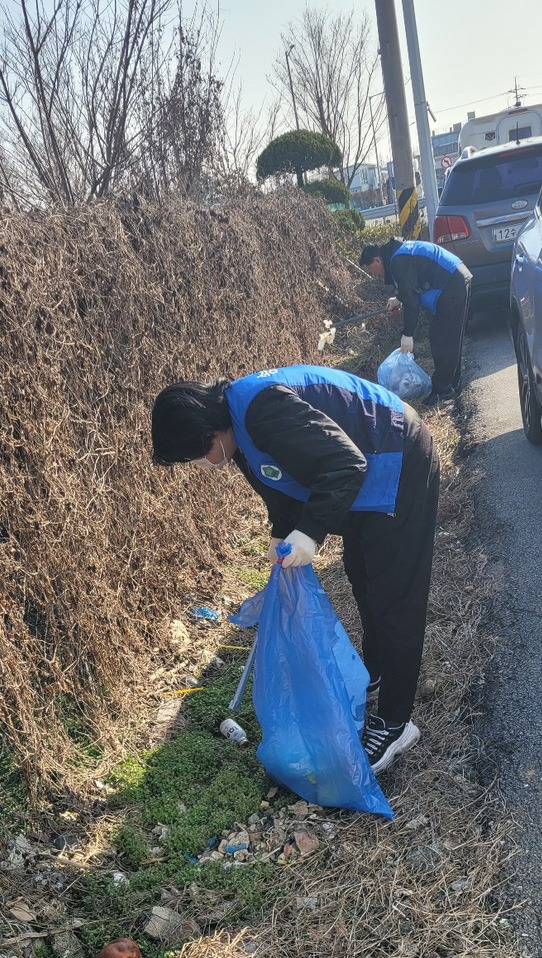 0308_광산구 1313이웃살핌 1_고립위험가구 마을 환경정화 봉사활동.jpg