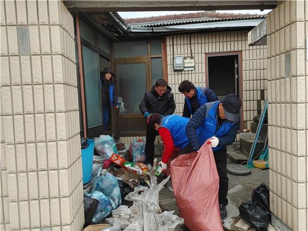 5. 묵호동지역사회보장협의체, 주거환경개선 봉사활동 펼쳐 (1).jpg