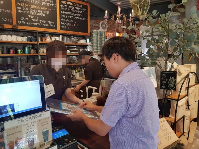 4. 파주시, 소상공인 에너지 절감 위한 ‘에너지 위즈’실시_소상공인 사업장 방문 사진.jpg