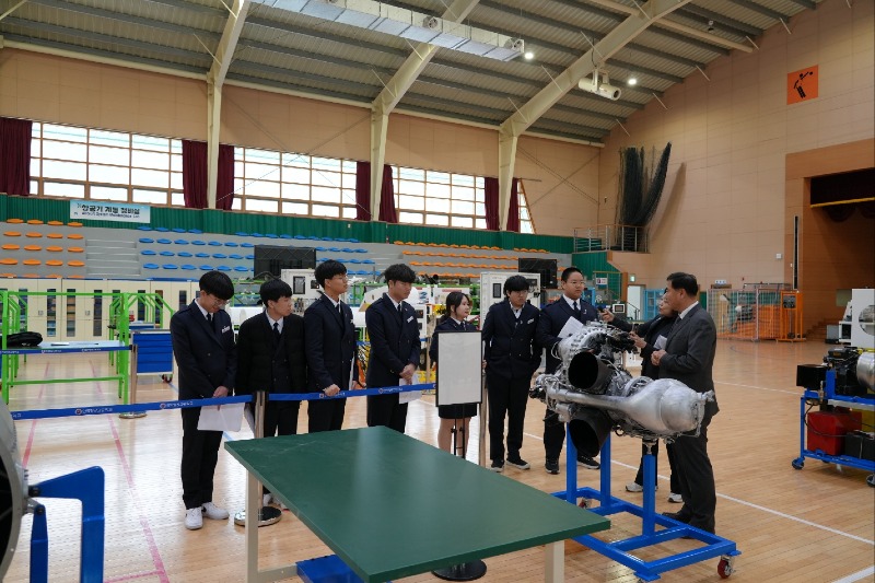[0311]1.사진자료(한국항공고, 항공기술교육원 인가 기념 현판식 개최)(5).jpg