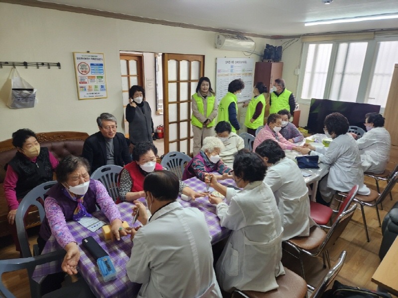2. 상패동 지역사회보장협의체 및 수지봉사회, 함께하는 수지침 봉사 실시(1).jpg