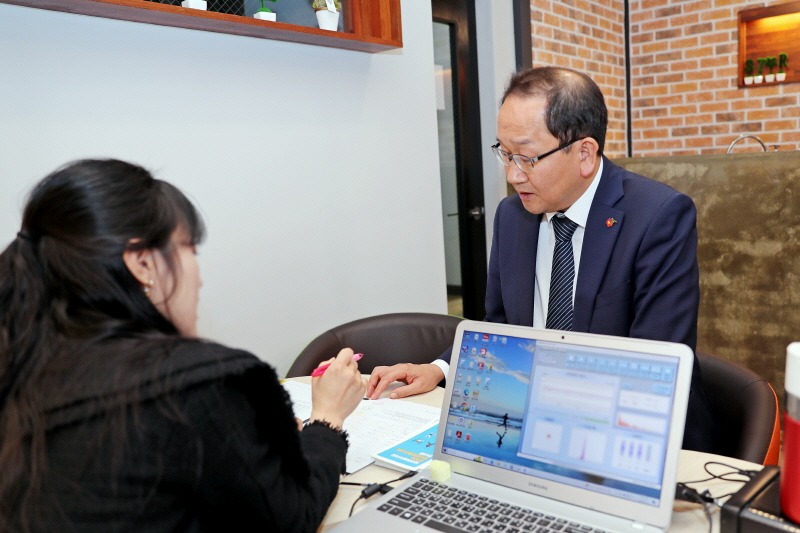 [크기변환]강병삼 제주시장, 제주시 공직자 정신건강 심리상담실 방문 격려(3.17.총무과) (2).JPG