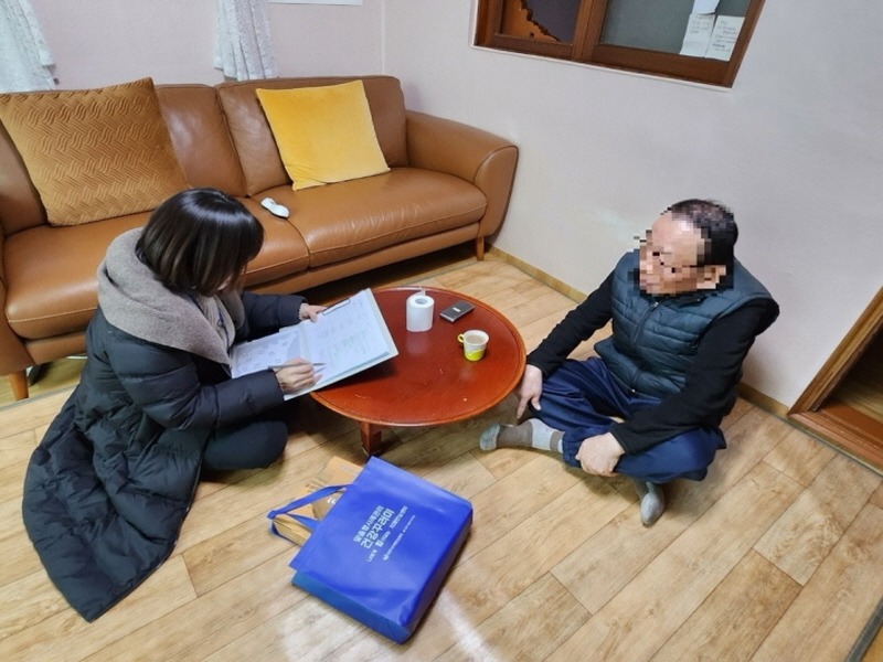 5. ‘똑똑한 치매안심배달’…파주시, 치매 어르신에게 건강·위생 꾸러미 전달.jpg