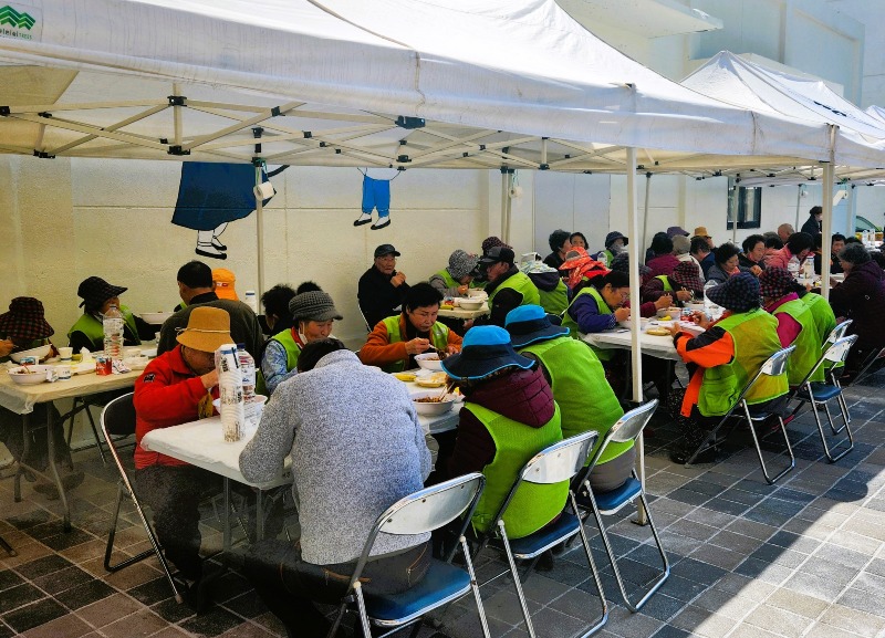 장성군 행복나눔봉사회가 지난 18일 황룡면 복지회관에서 수타 자장면 나눔 행사를 가졌다 (1).jpg