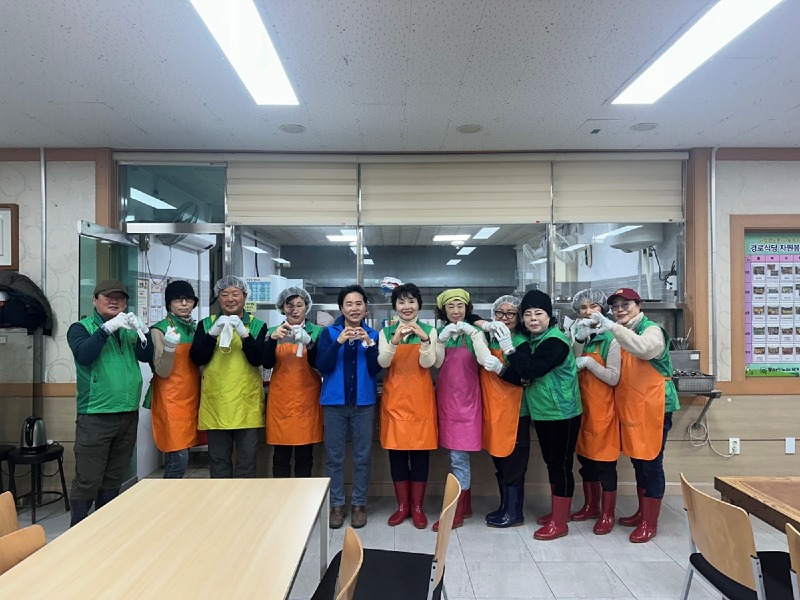 8 여수시 국동 새마을지도자협의회․부녀회, 동여수 복지관 급식봉사.jpg