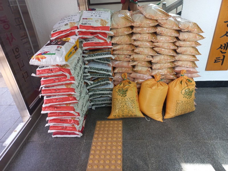 0401 정읍시자원봉사센터 김선희 센터장, 공유냉장고에 백미 680kg 기탁.jpg
