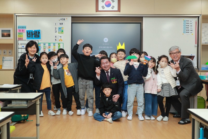 [0403]9.사진자료(교육감과 도지사가 함께하는 늘봄교실 일일강사)(3).jpg