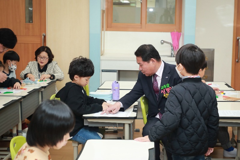[0403]9.사진자료(교육감과 도지사가 함께하는 늘봄교실 일일강사)(2).jpg