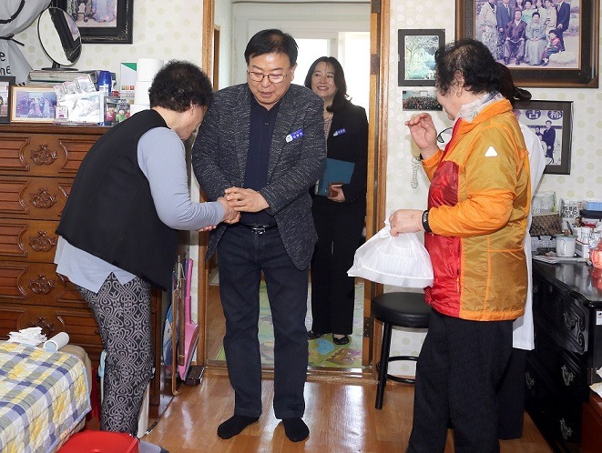 3.사진자료(맞춤형영양도시락 방문) (1).jpg